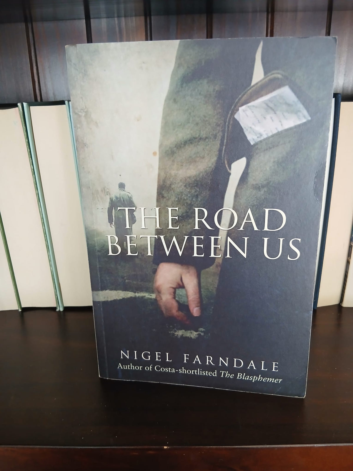 Farndale, Nigel - The Road Between Us